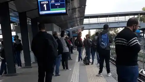 Furia de pasajeros del Tren Sarmiento por demoras de más de una hora en plena segunda ola de coronavirus