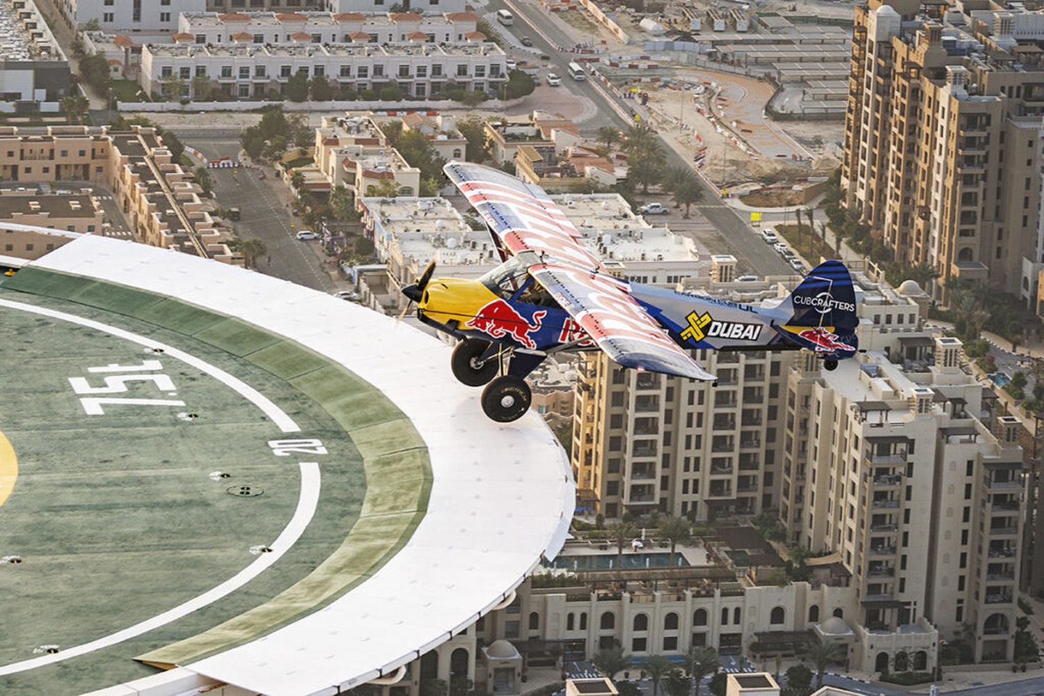 Piloto logra hazaña histórica al realizar el primer aterrizaje de un avión en un helipuerto