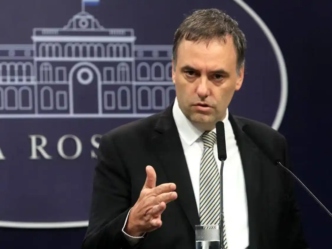 Buena noticia para Adorni. Archivaron la causa por el viaje de su esposa en el avión presidencial.