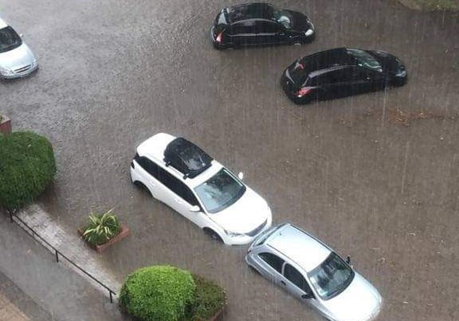 "El equipo de la municipalidad está trabajando desde temprano y seguiremos trabajando", señaló Yeza tras las inundaciones