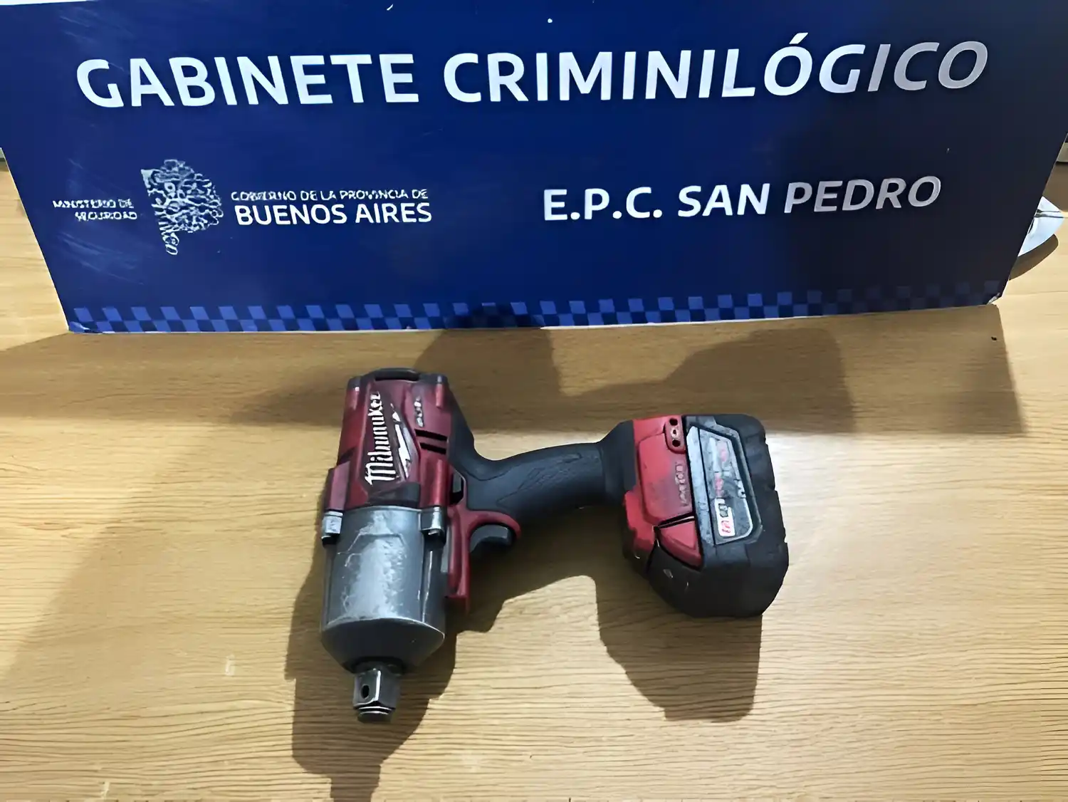 La policía recuperó una pistola de impacto a batería.