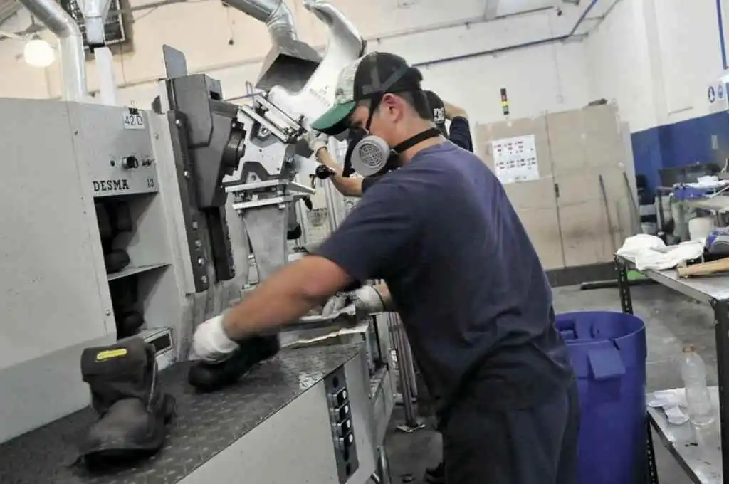 Cae la actividad fabril un 6.8% interanual en febrero