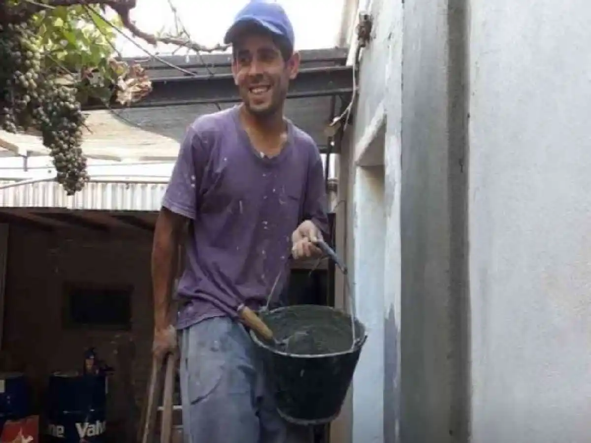 Un albañil encontró 250.000 pesos entre los escombros  y los devolvió al dueño en Mendoza