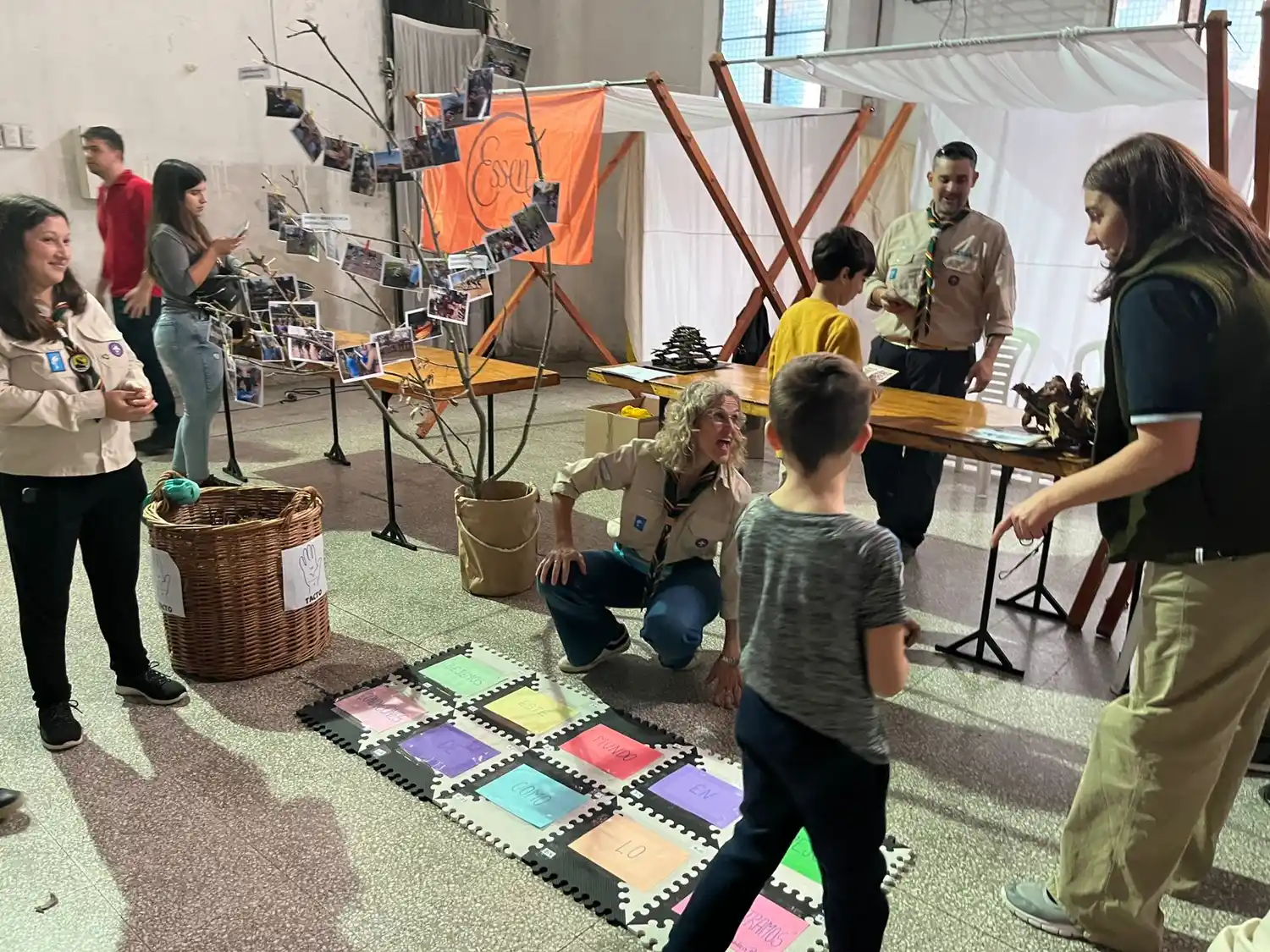 La Feria dominguera vuelve a realizarse en el gimnasio de la Escuela Nº 496.