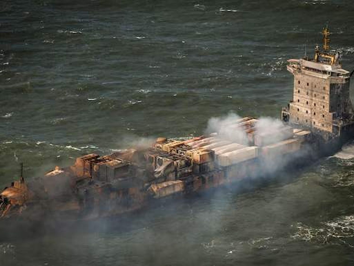 Columnas de humo se elevan desde el carguero MV Solong en el Mar del Norte, frente a la costa de Yorkshire, el martes 11 de marzo de 2025, en Inglaterra.