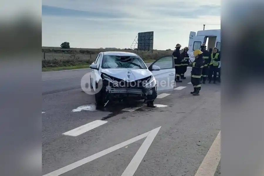 Perdió el control y se estrelló contra un cartel: una persona herida