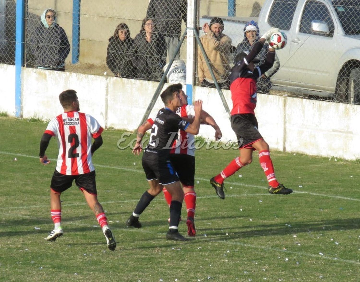 Con seguridad en las alturas, Rodrigo Navarrete atrapa la pelota