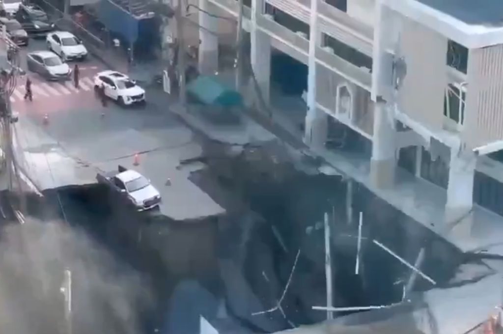 Impactante socavón