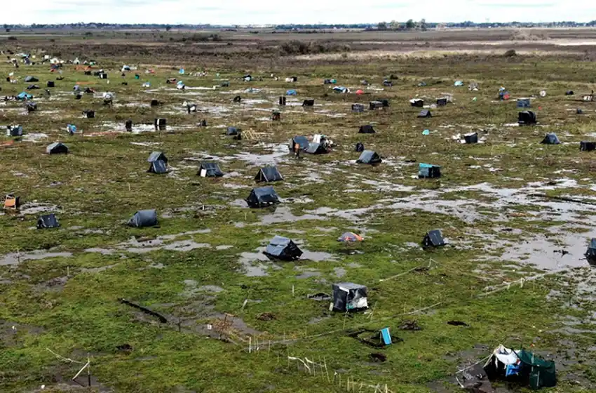 La intensa lluvia dificulta el relevamiento de las familias que aún quedan en la toma