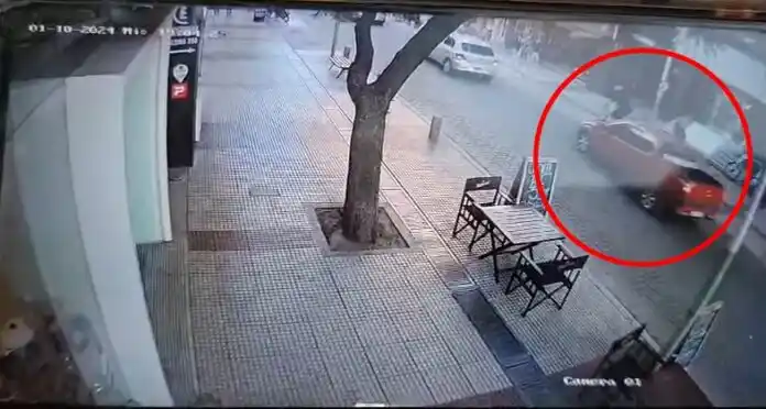 Bahía Blanca: tras una discusión de tránsito, se subió a la vereda con su camioneta y atropelló a un ciclista (video)
