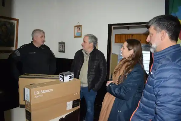 El intendente entregó equipamiento a las dependencias policiales locales