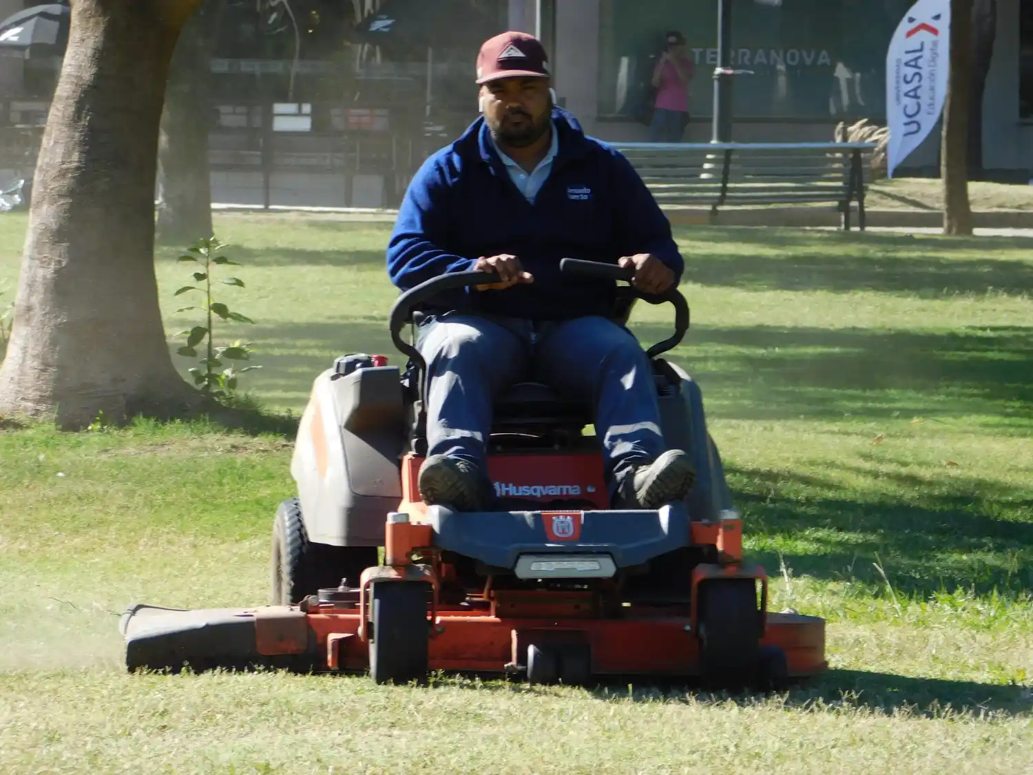 Cuadrillas municipales en espacios públicos.