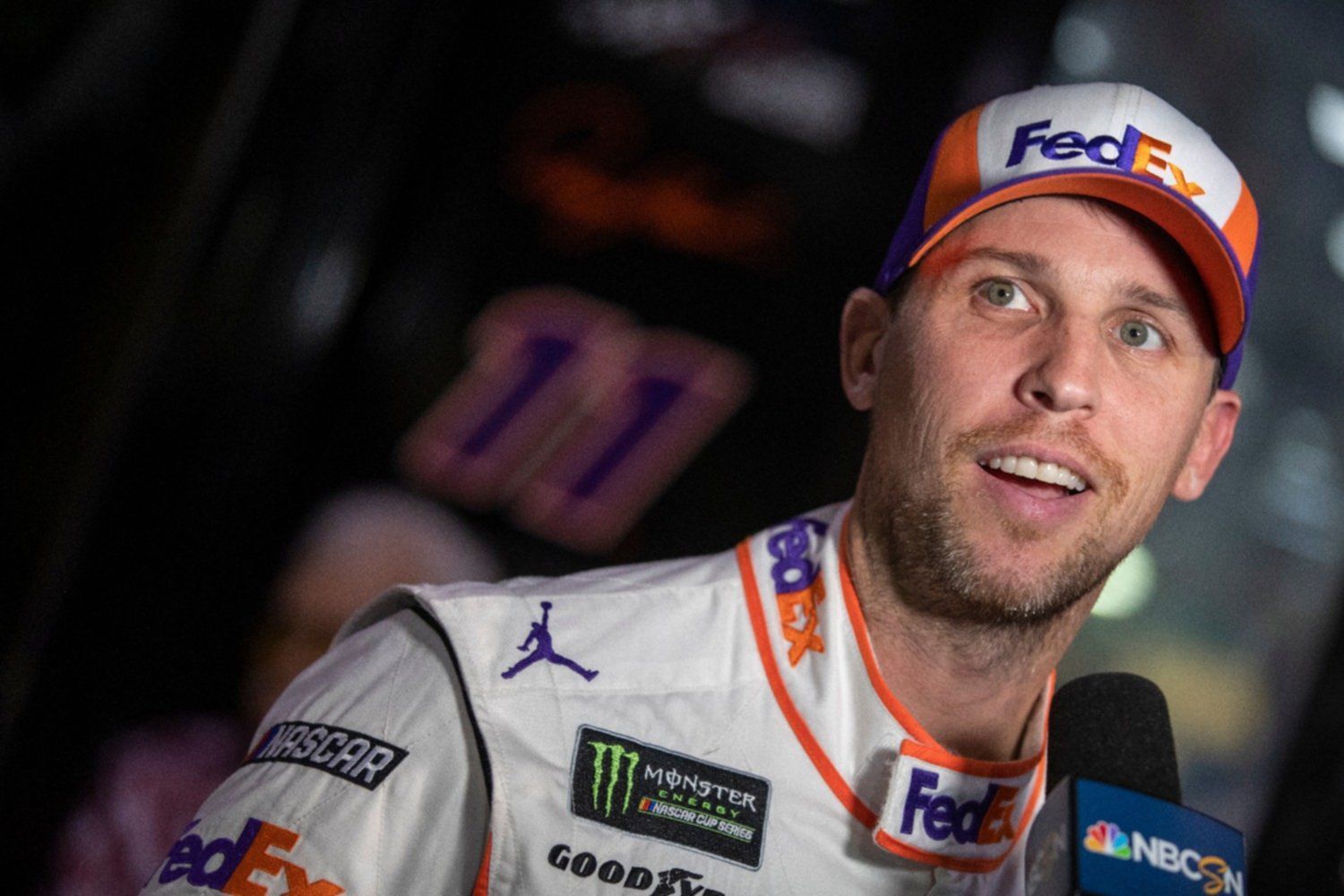 Denny Hamlin se viste de Jordan para ver a Travis Scott