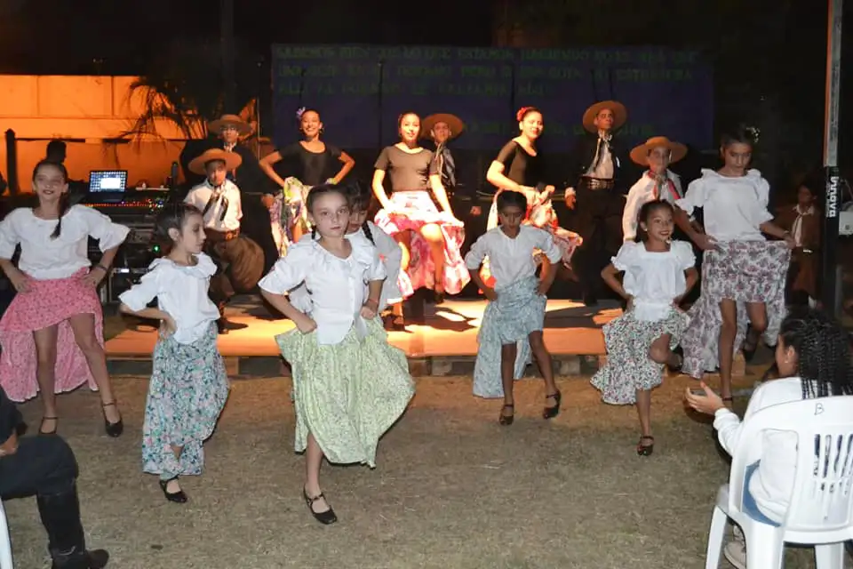 La fiesta popular convoca a diversos artistas de la ciudad.