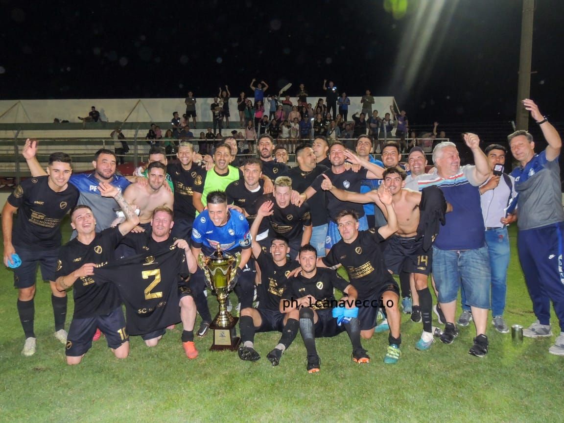 Pueyrredón cerró el año levantando una Copa para brincar. Foto: Lorena Canaveccio