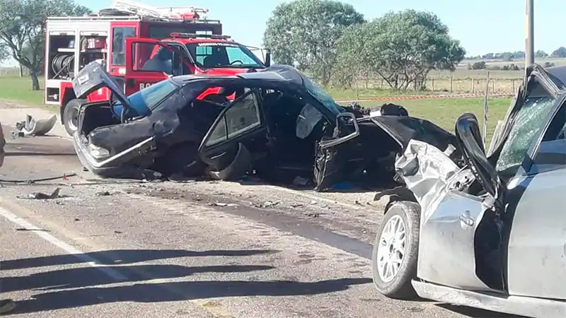 Un hombre murió tras choque entre tres autos y hay cuatro heridos