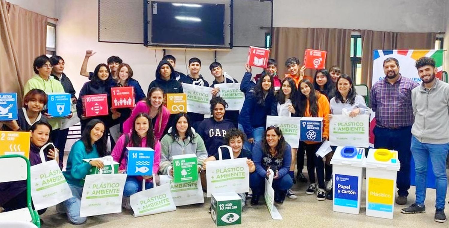 Se realizó en la escuela Jorge Luis Borges una capacitación en Objetivos de Desarrollo Sostenible