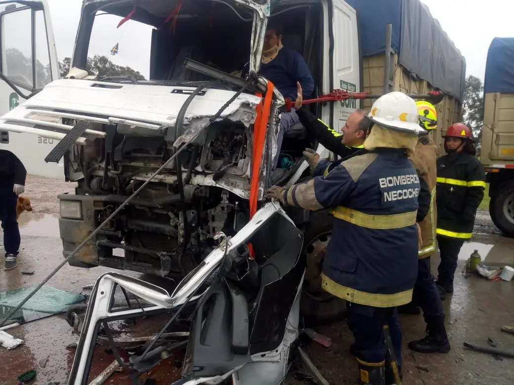 Transportista resultó herido en choque entre dos camiones