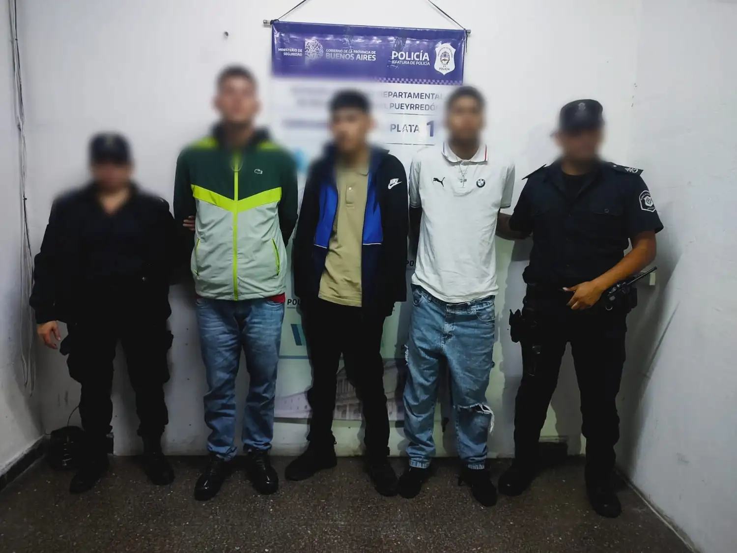 Después de una persecución, el personal policial logró atrapar a los chicos de 17, 18, 20 y 22 años.