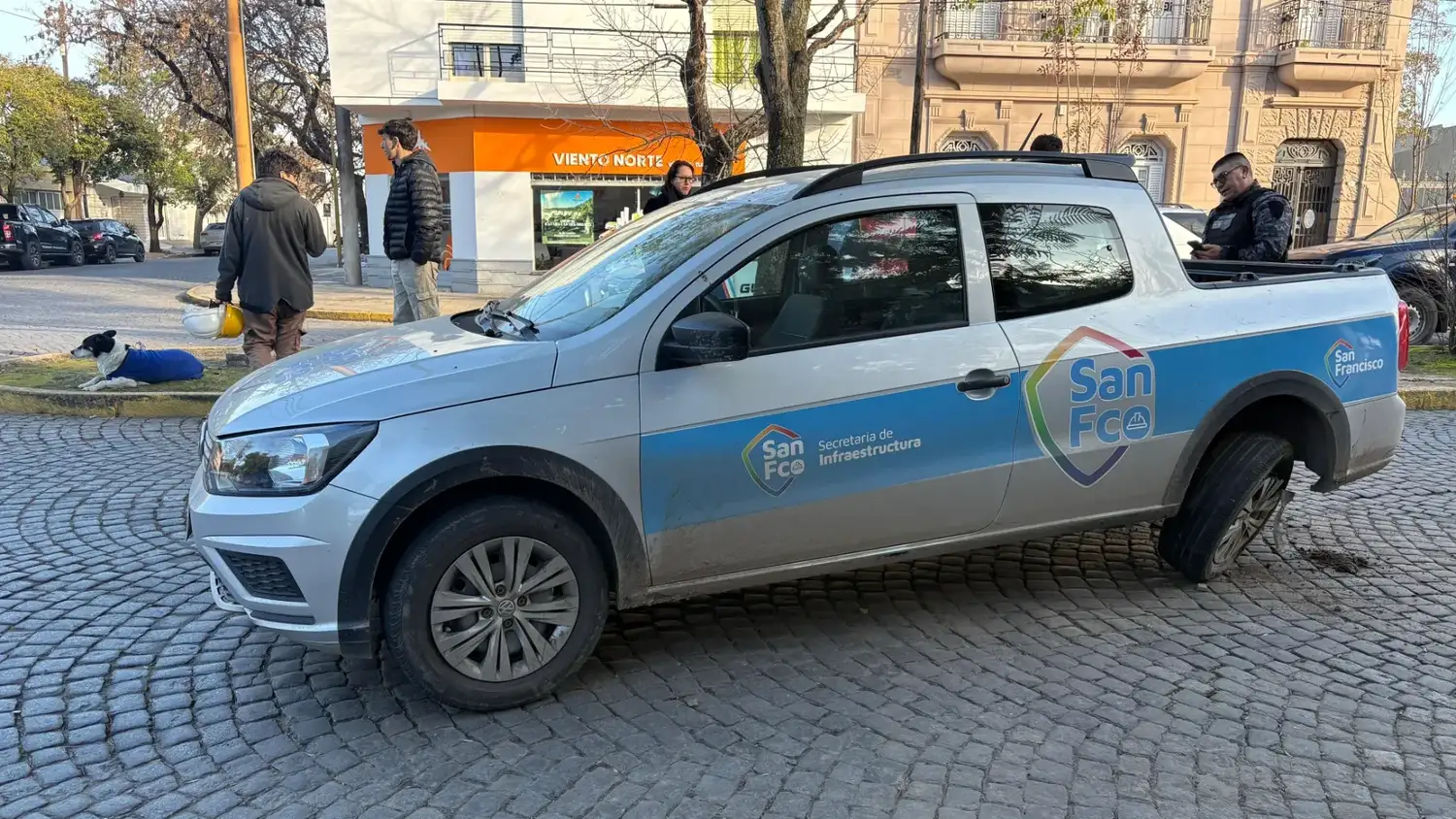 choque entre autos en barrio catedral: movil municipal involucrado en el choque