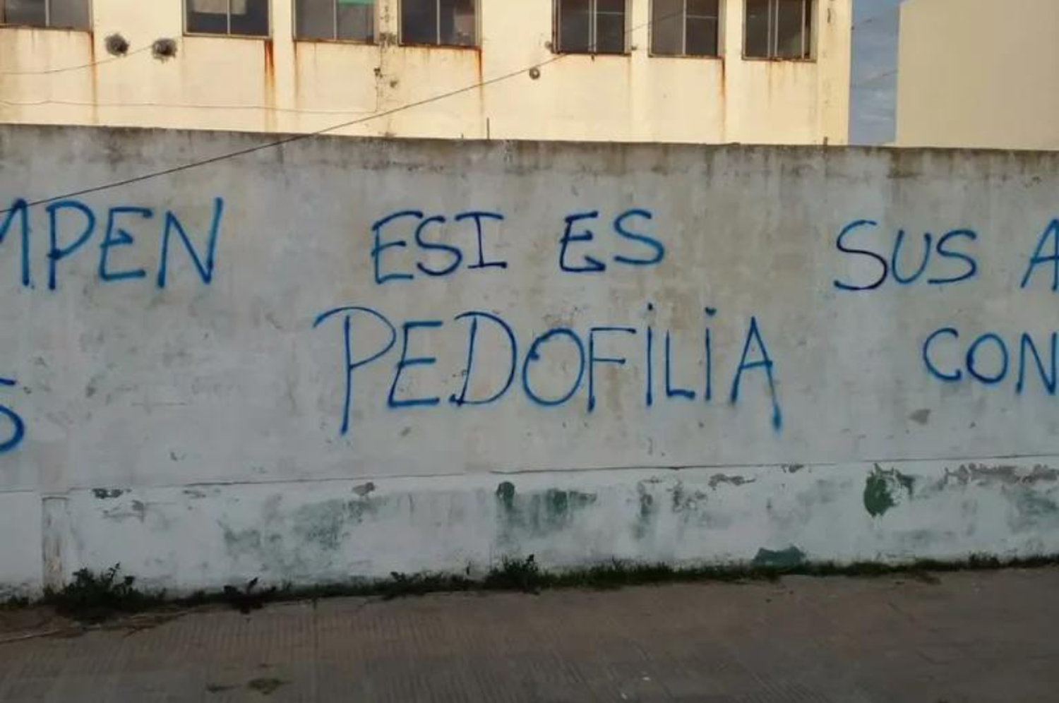 “ESI es corrupción de menores”, o “ESI es pedofilia” son algunas de las leyendas que dejaron escritas