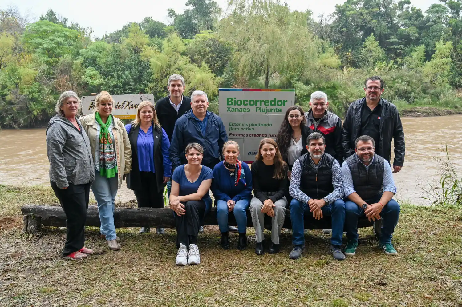 Autoridades provinciales y de los municipios del Biocorredor Xanaes–Plujunta durante el acto de lanzamiento.