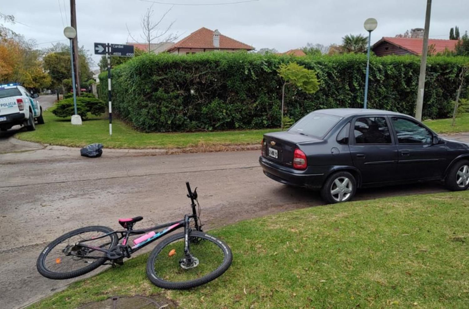 Ciclista fue atropellada por un auto en Parque Luro