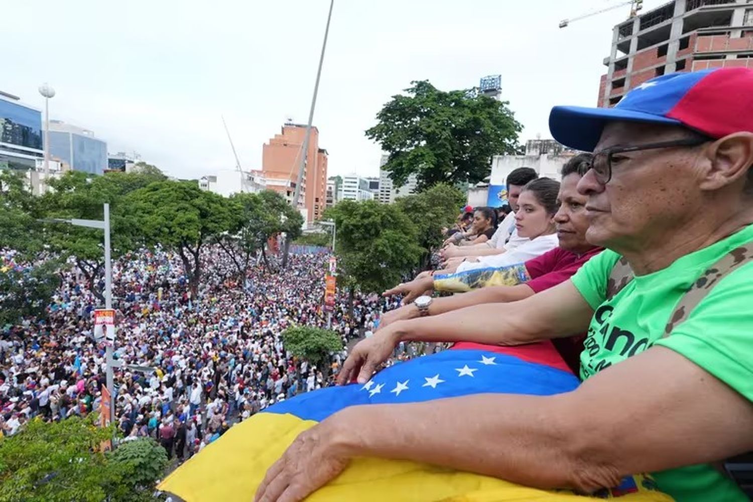 Nicolás Maduro y Edmundo González cerraron sus campañas con enormes movilizaciones