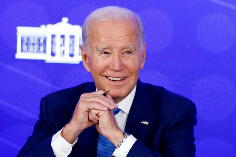 Javier Milei habló con Joe Biden, que no viajará para la asunción