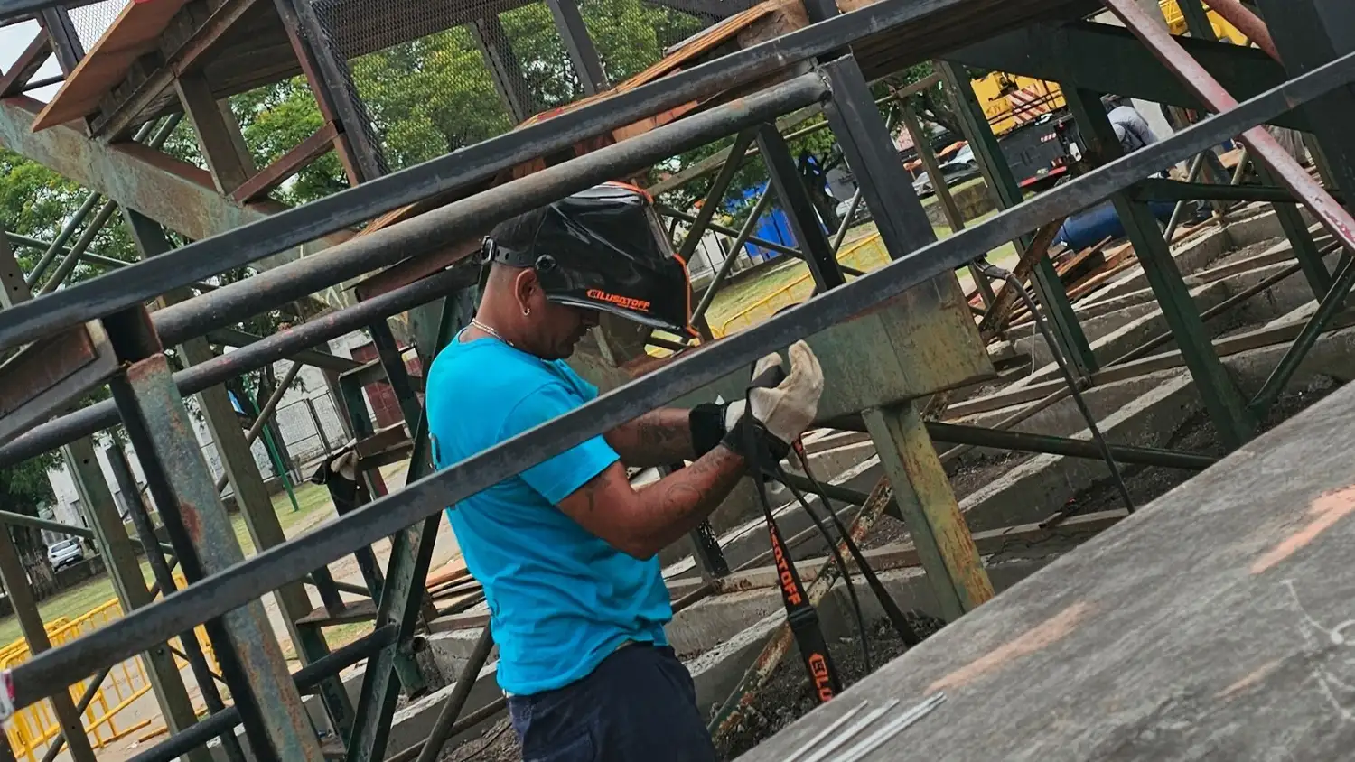 Culminaron el pullman de madera y la tribuna de cemento estaría terminada para la cuarta noche