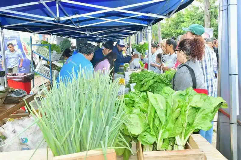 Con gran aceptación de los vecinos, Soberanía
alimentaria formoseña llegó a Las Lomitas