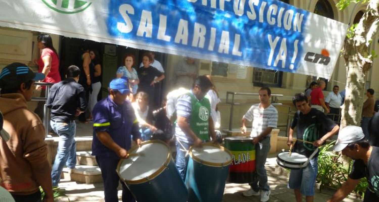 El municipio pagó aguinaldos y los trabajadores advierten que habrá conflicto