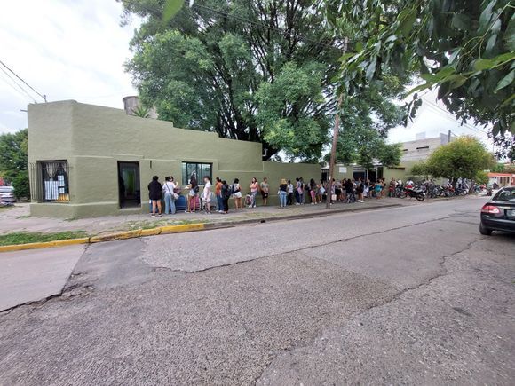 Con reposera y mates, la gente espera desde la noche anterior para inscribirse a los cursos del CFL