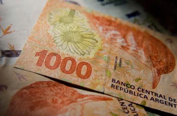 Según un informe de la UBA, el salario mínimo se derrumbó un 26,5% en lo que va del año