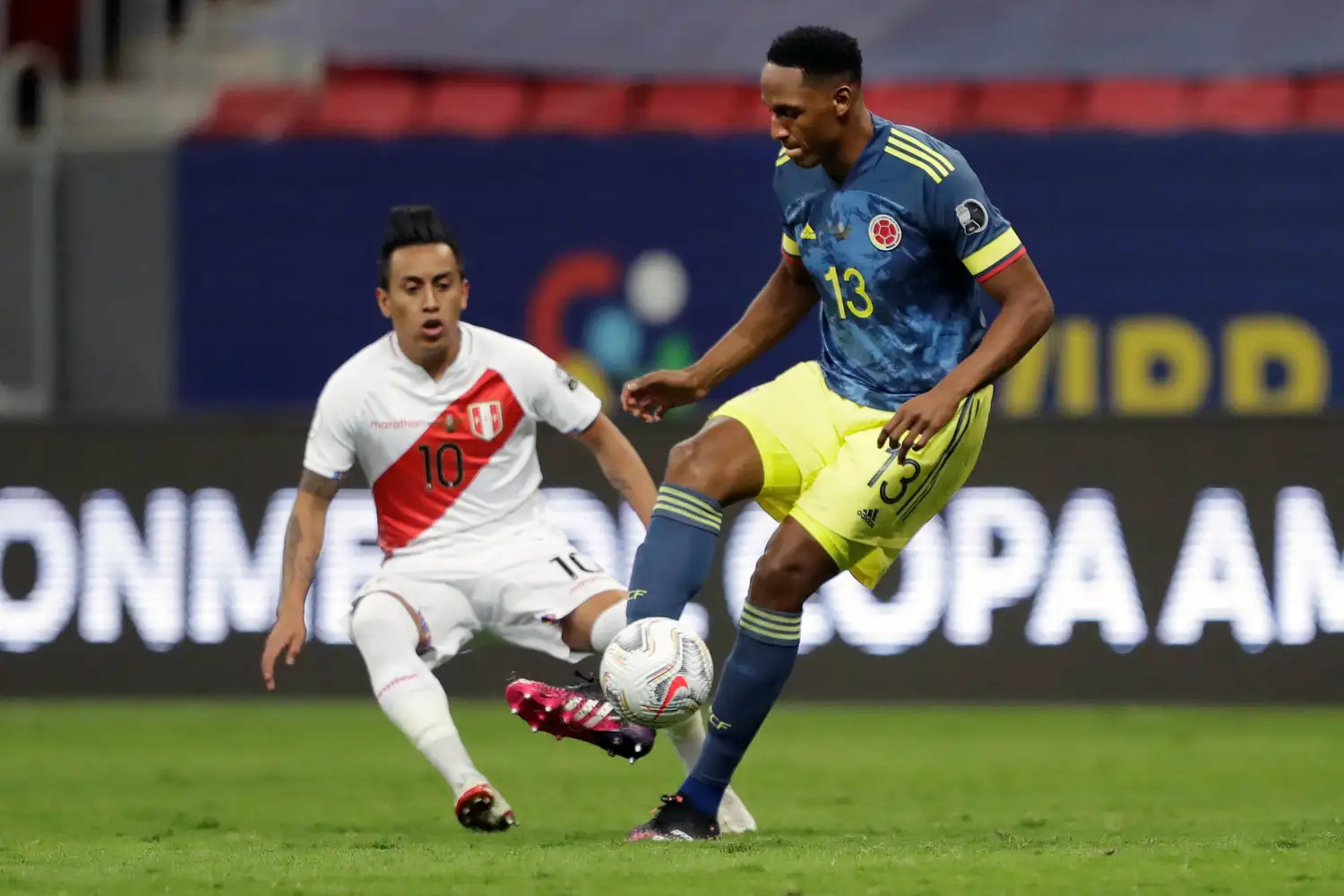 Jerry Mina, ante la marca de Cueva.