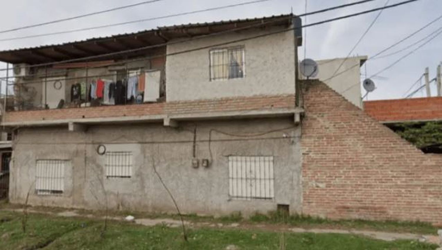 Su papá y sus dos hermanos lo golpearon porque estaba borracho: Agonizó hasta morir porque creyeron que estaba dormido