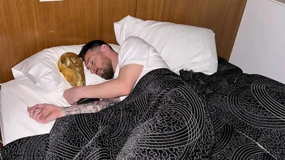 Lionel Messi amaneció abrazado a la Copa del Mundo: fotos