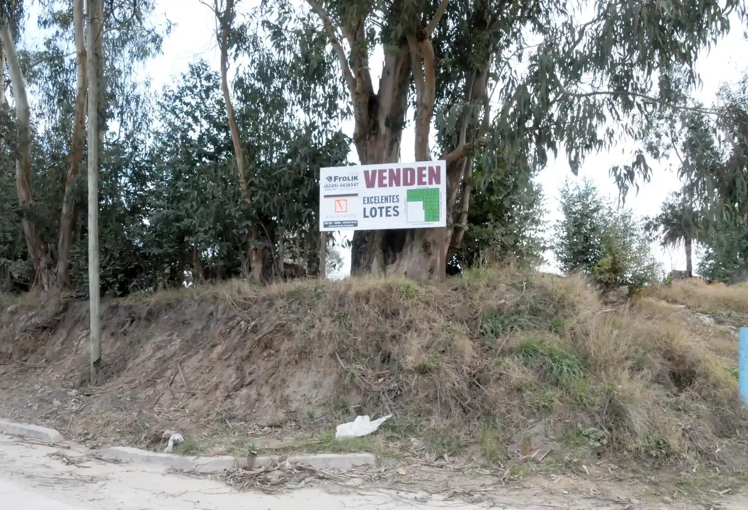 Tras el desalojo masivo, un cartel de venta dejó al desnudo la ausencia de una política urbanística