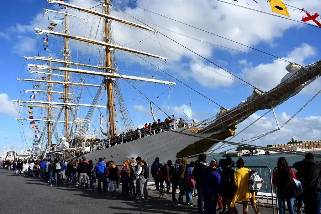 Visitas a la Fragata Libertad