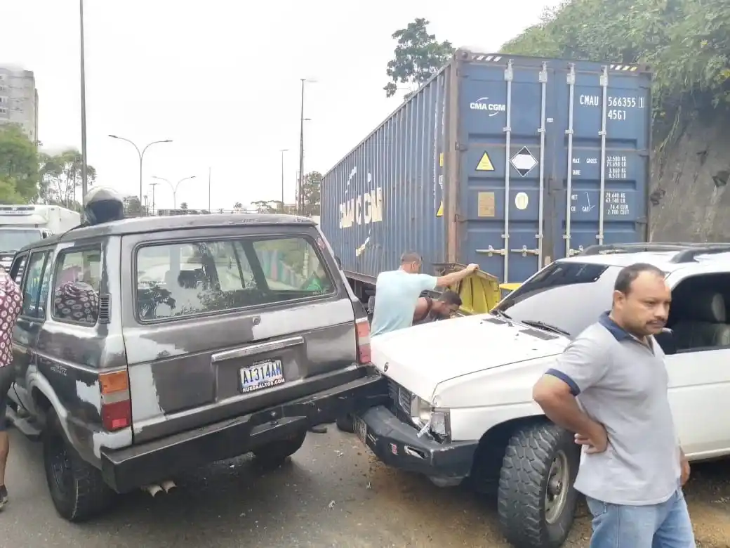 ¡OTRA VEZ UNA GANDOLA INVOLUCRADA! Reportan choque múltiple en la carretera Panamericana este #14Dic