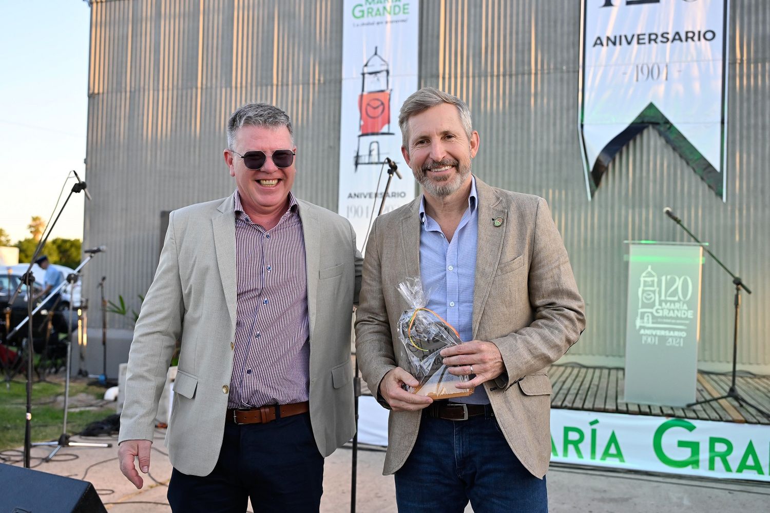El gobernador Rogelio Frigerio junto al intendente Héctor Solari