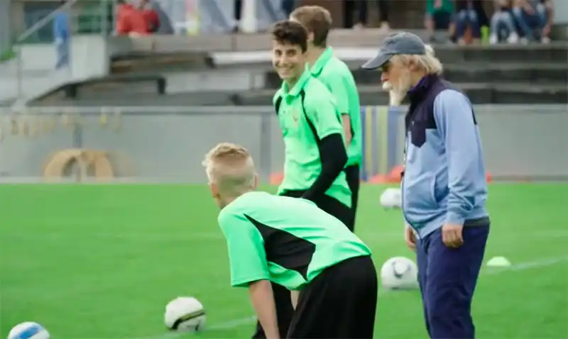 Video: Mirá al jugador del Inter que se disfrazó de anciano y sorprendió a todo un club