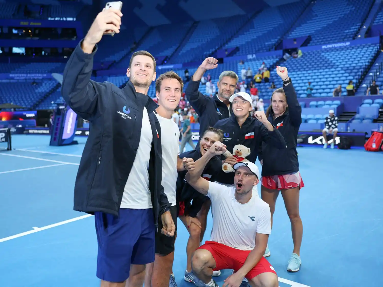 Polonia festeja su pase a la definición.