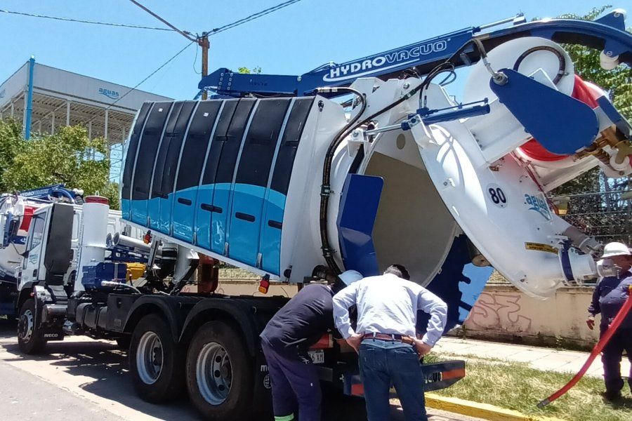 Aguas Santafesinas incorpora diez nuevos camiones desobstructores para el mantenimiento de las redes cloacales