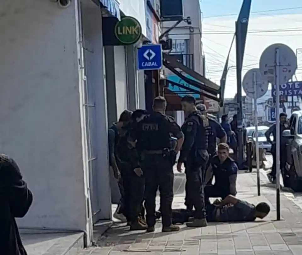 Intentó sustraer una caja de herramientas de una camioneta estacionada en pleno centro y fue aprehendido