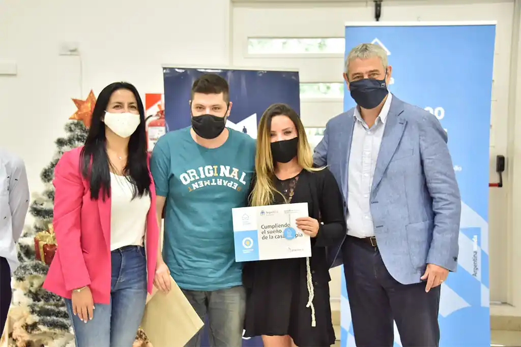 Malvinas Argentinas: Correa y Ferraresi entregaron créditos "Casa Propia, Línea Construcción"