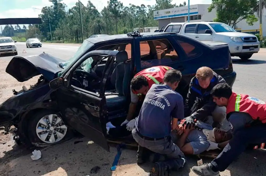Concordia: rescataron a un automovilista tras chocar contra un camión