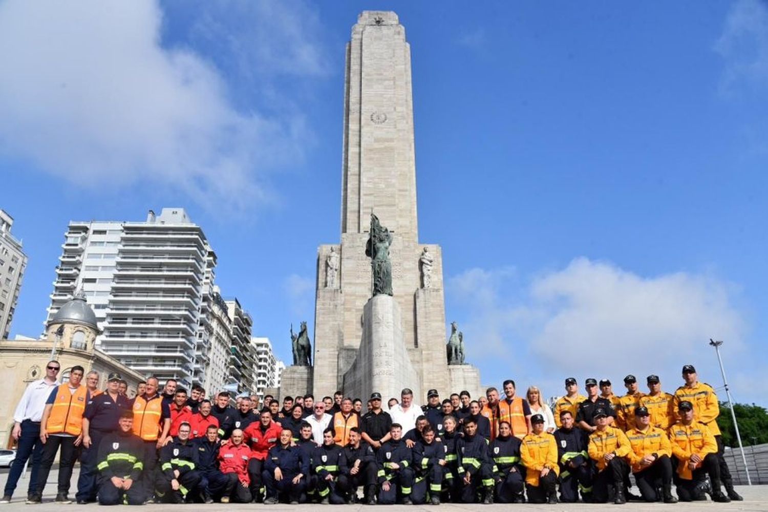 Son 65, entre bomberos Voluntarios y Zapadores partieron  lunes desde Rosario a Villa Gesell.