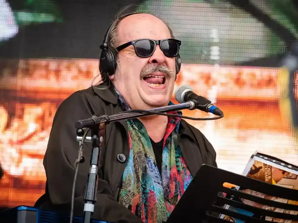 En el espectáculo en la ciudad, estará acompañado por Joana Gieco y Alejo León.