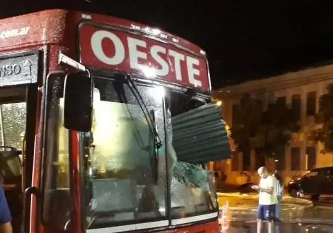 Tormenta en La Plata con lluvia, granizo y ráfagas de viento en pocos minutos